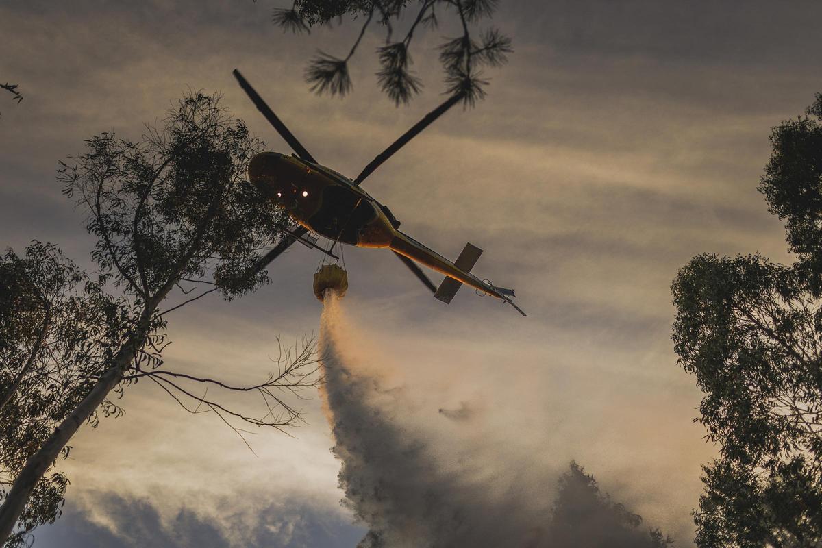 Una de las aeronaves trabajando para apagar el incendio de Lousame, el 14 de agosto de 2026.