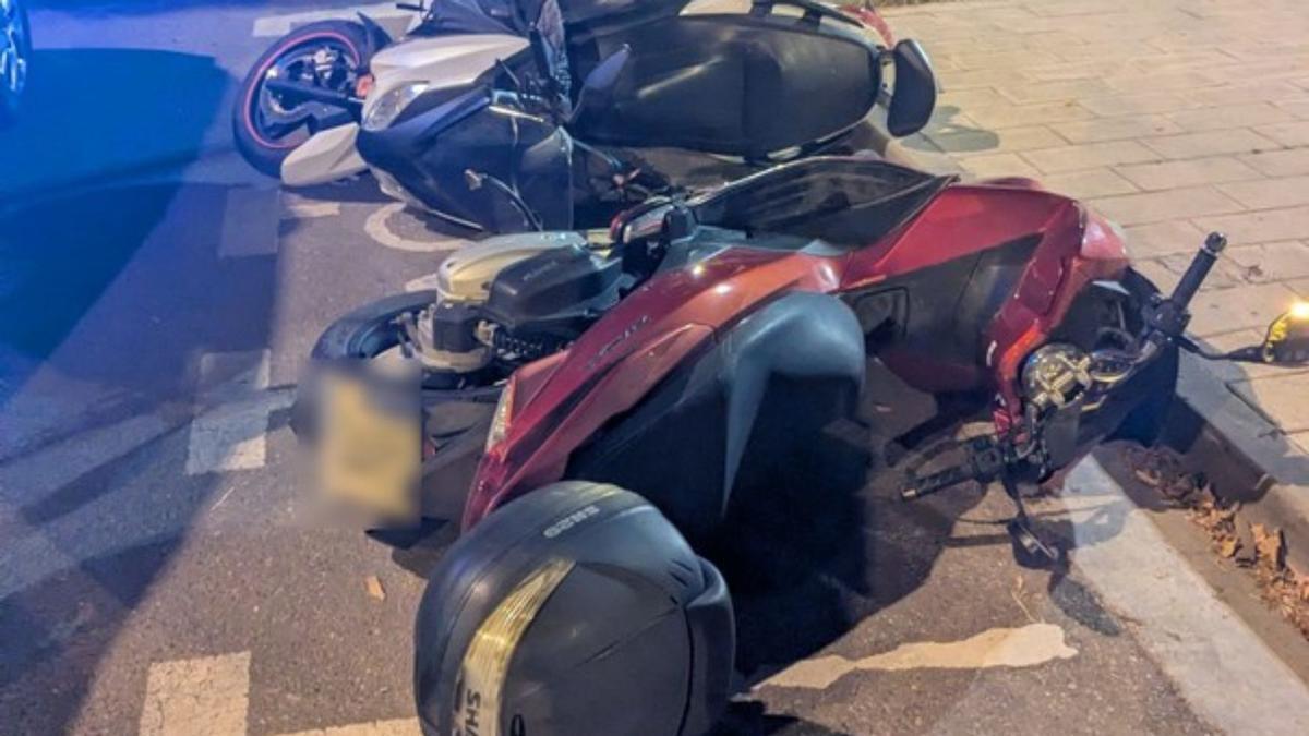 Las motos en el suelo tras ser tiradas por el detenido
