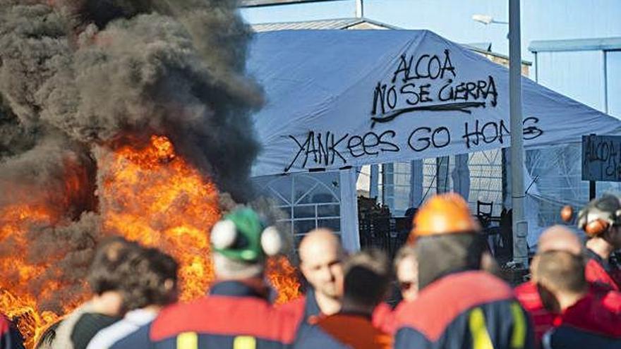 Trabajadores de Alcoa ante la fábrica de A Grela, en una protesta contra el cierre.