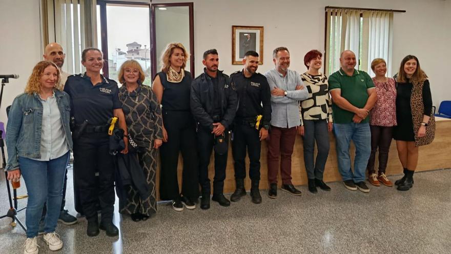 Los tres nuevos policías de Barx, junto a la alcaldesa, Esther Vidal, y el resto de la corporación municipal. | LEVANTE-EMV