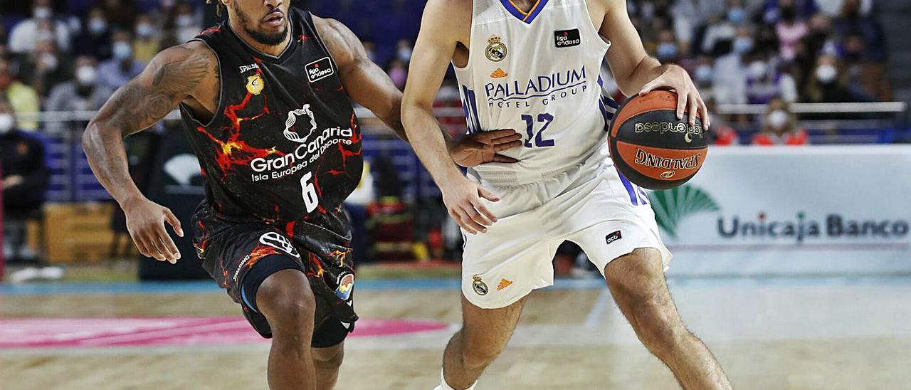 Andrew Albicy persigue a Carlos Alocén, en el choque del pasado domingo ante el Madrid en el WiZink Center. | | ACB PHOTO / P. CASTILLO