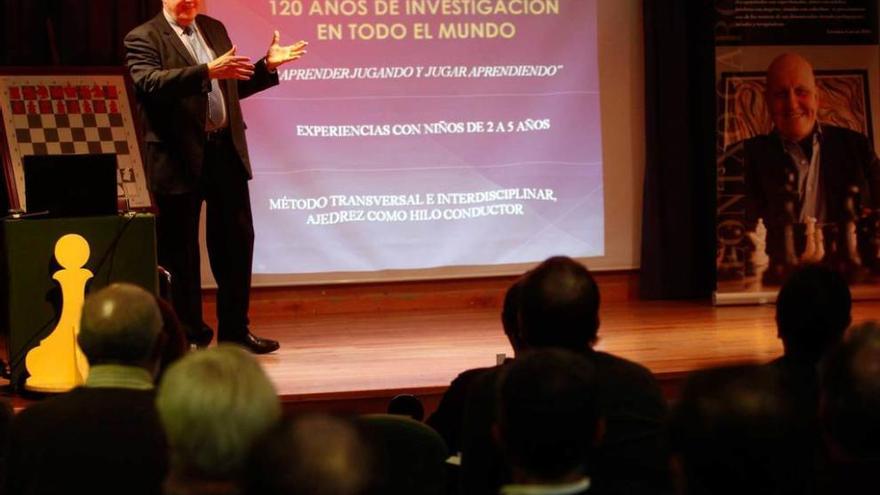 Leontxo García, ayer, durante su conferencia en el colegio Germán Fernández Ramos.
