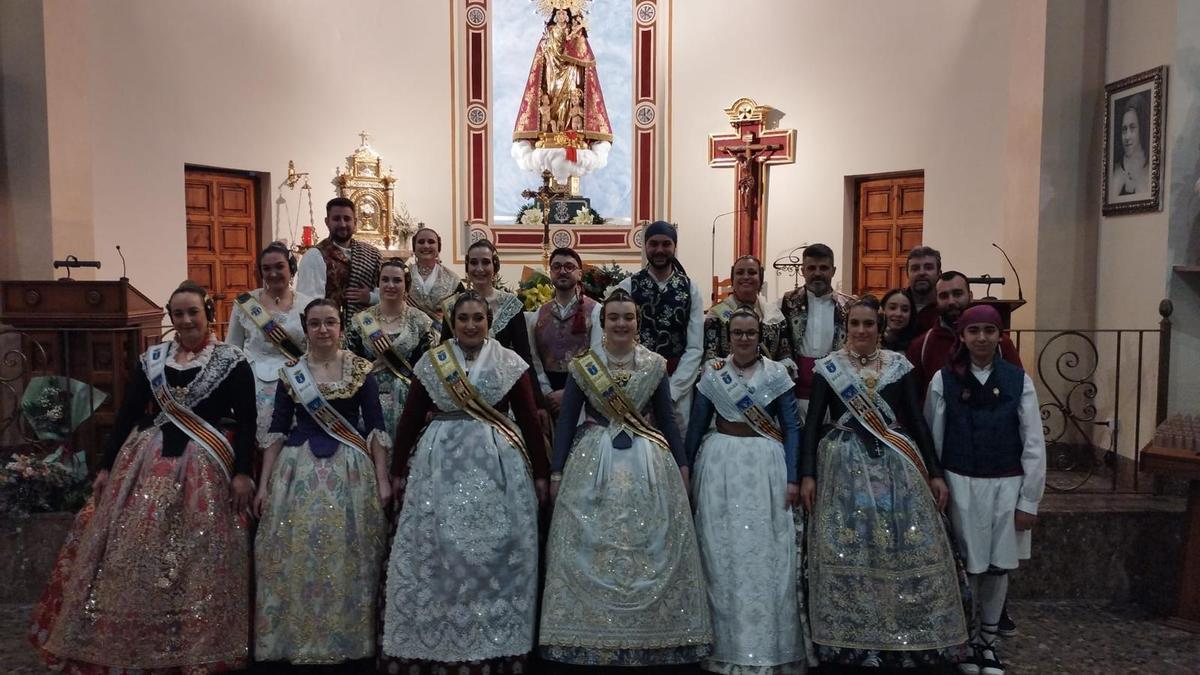 La Junta Local Fallera, las falleras mayores y su corte de honor, ante la imagen de la Virgen con su nuevo manto.