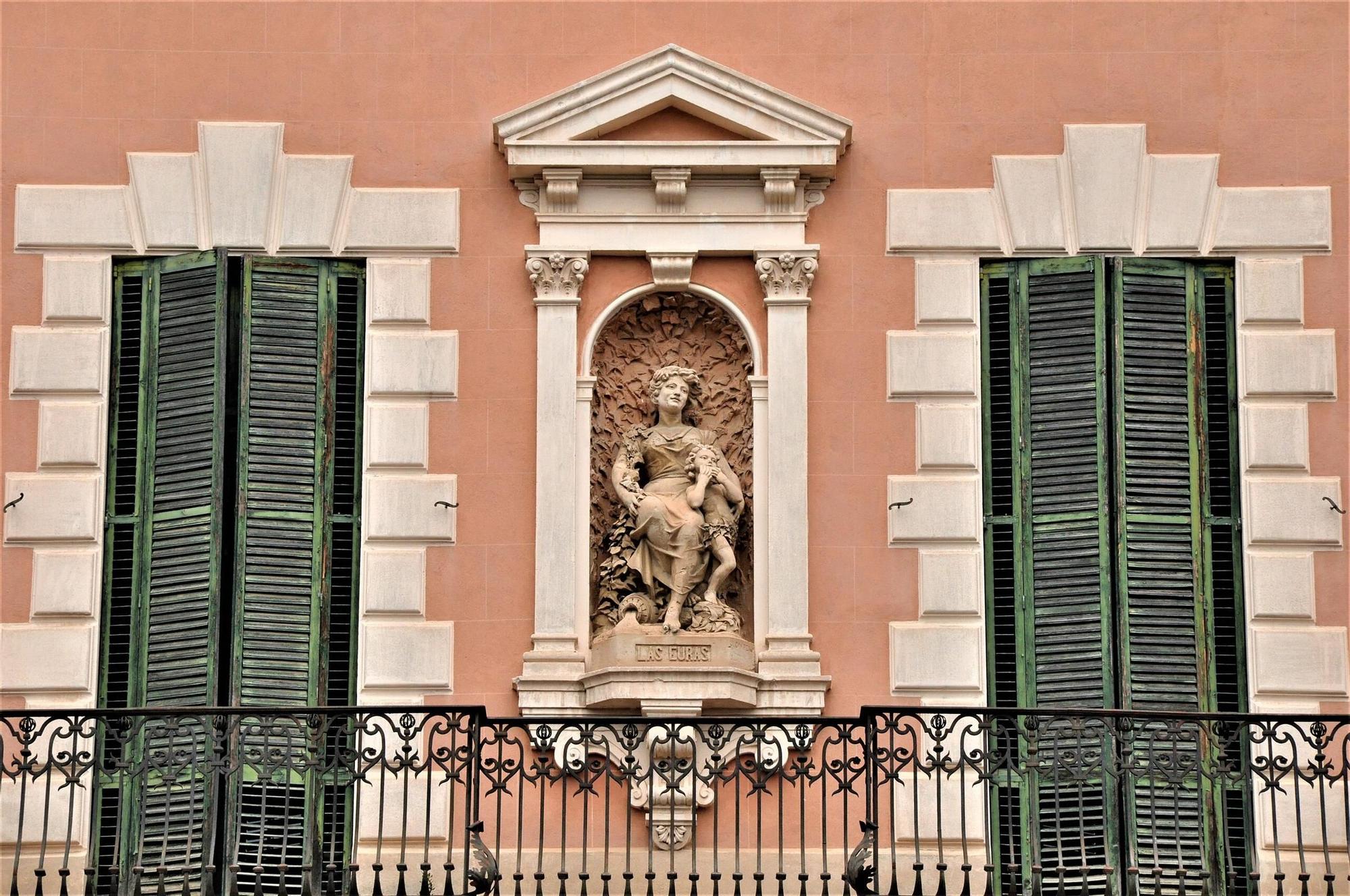 Escultura alegórica de la fachada