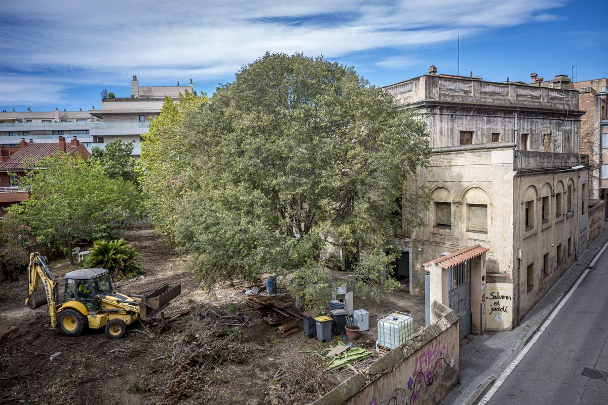 Barcelona 28/08/23 Barcelona. Primers dies d'obres per construir un bloc d'habitatges de luxe als terrenys de la masia de Can Raventós, tot i l'oposició de veïns de Sarrià (seré allà present). AUTOR: MANU MITRU