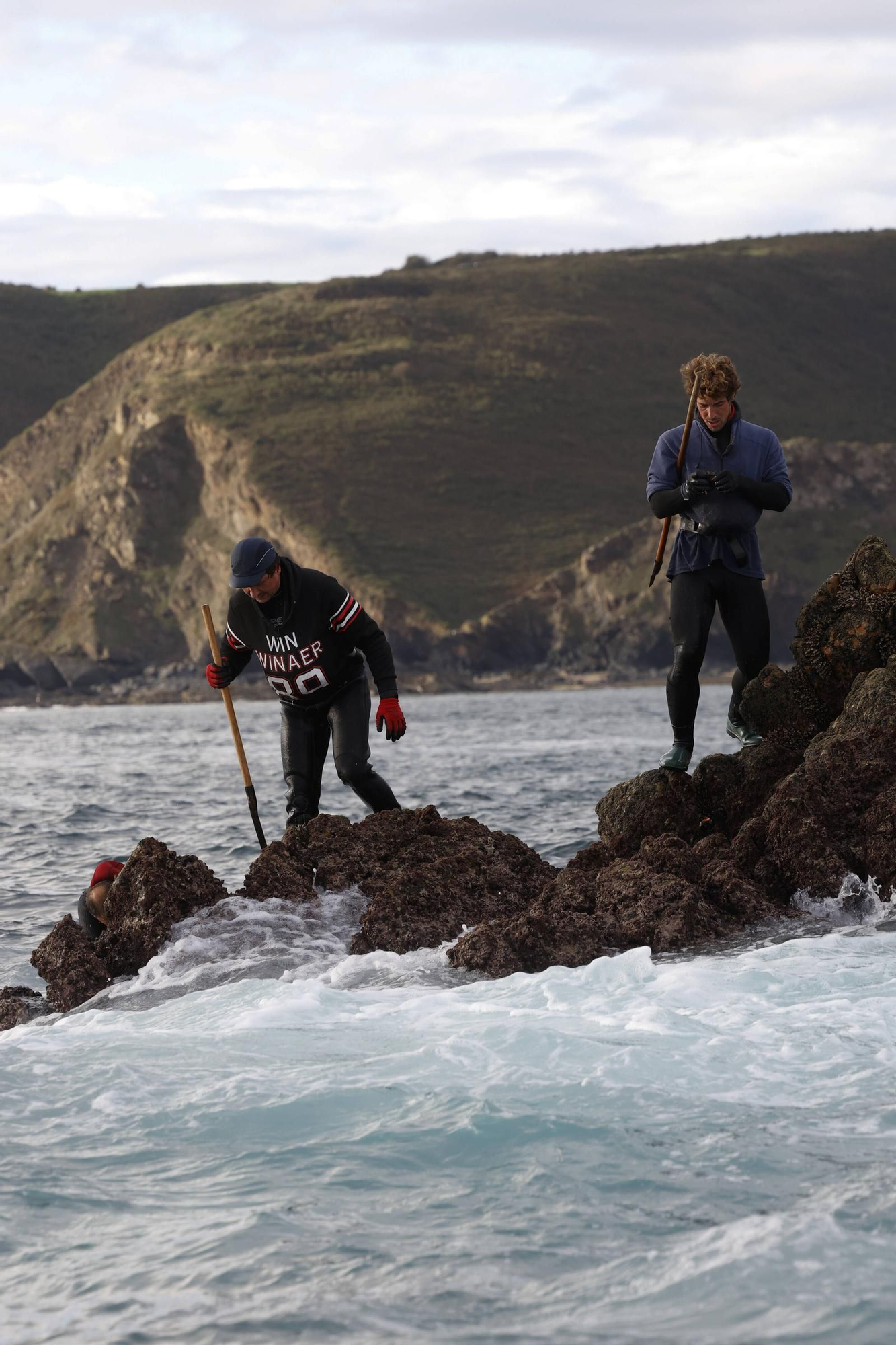 EN IMÁGENES: Así es la dura jornada de los perceberos del cabo Peñas: un oficio de alto riesgo a merced de las olas
