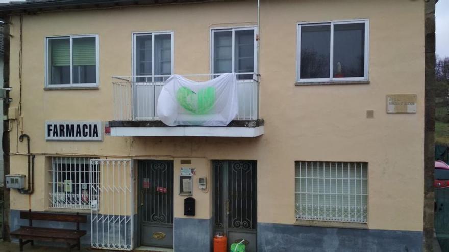 Fachada de la farmacia de Palacios de Sanabria.