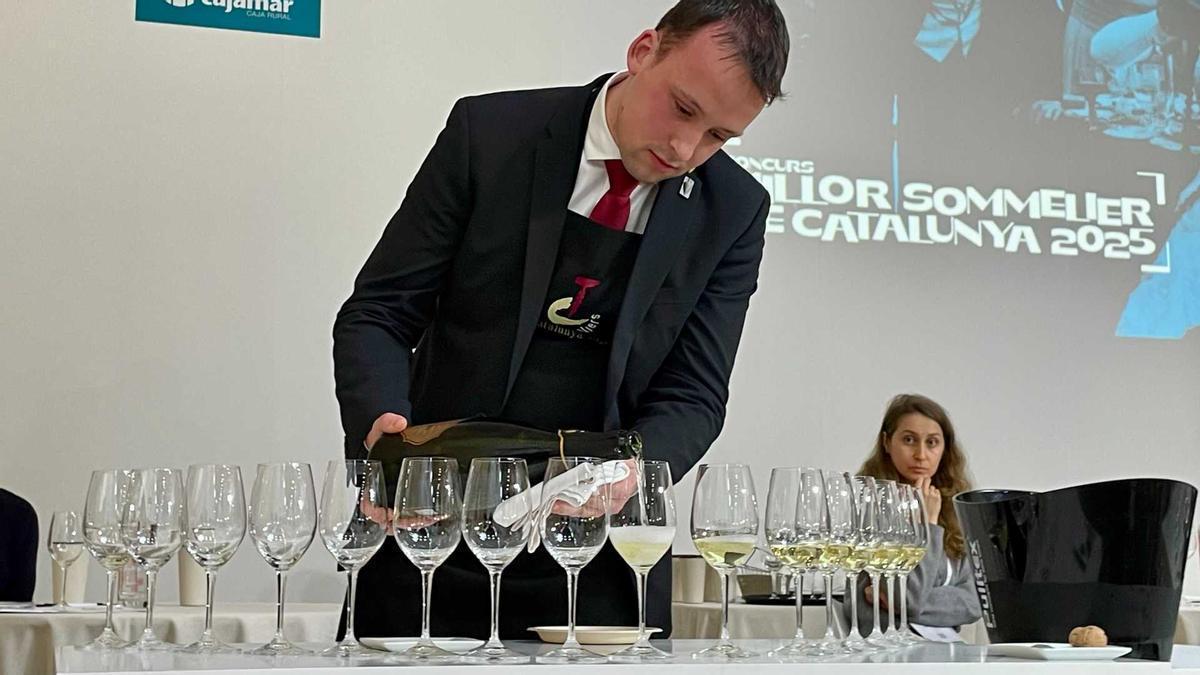 Cyril Vermeulen, del Celler de Can Roca, servint copes en una competició de sommeliers.