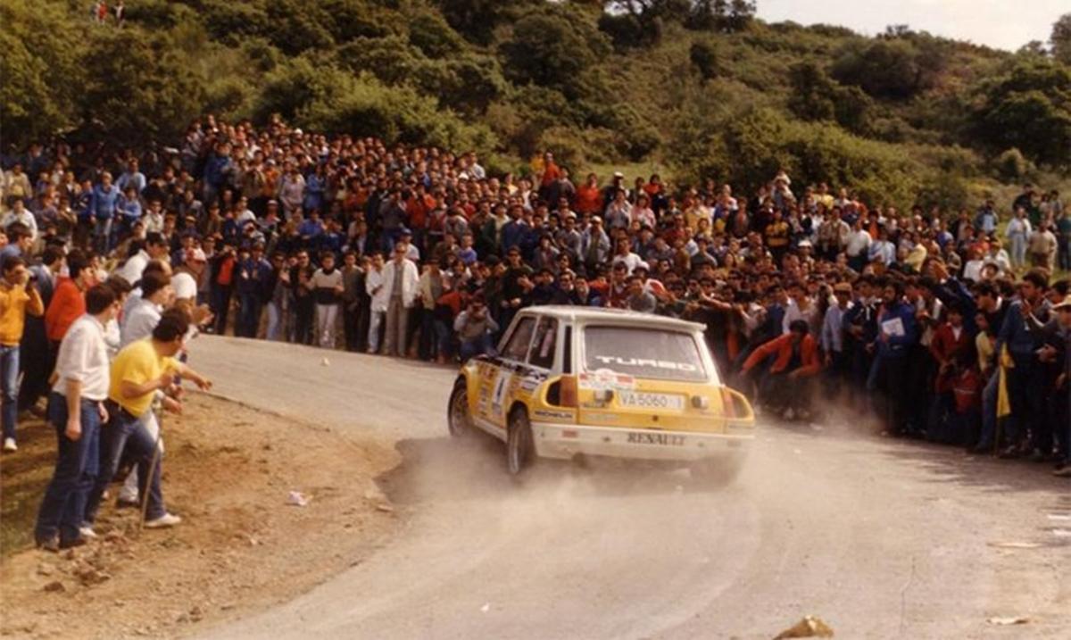 Carlos Sáinz, ganador de dos ediciones del rally, arropado por cientos de aficionados en una curva de Las Ermitas.