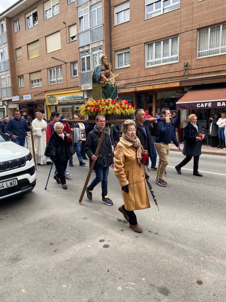 En Posada de Llanes, los panes del ramu vuelan por La Candelaria: "Hay que andar rápido"