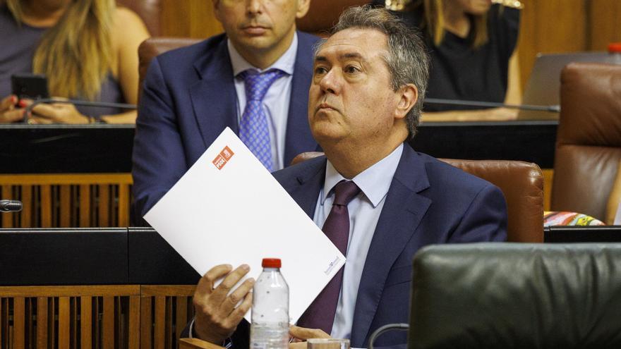 El líder de los socialistas andaluces, Juan Espadas, durante una intervención en el pleno de la Cámara autonómica en Sevilla.