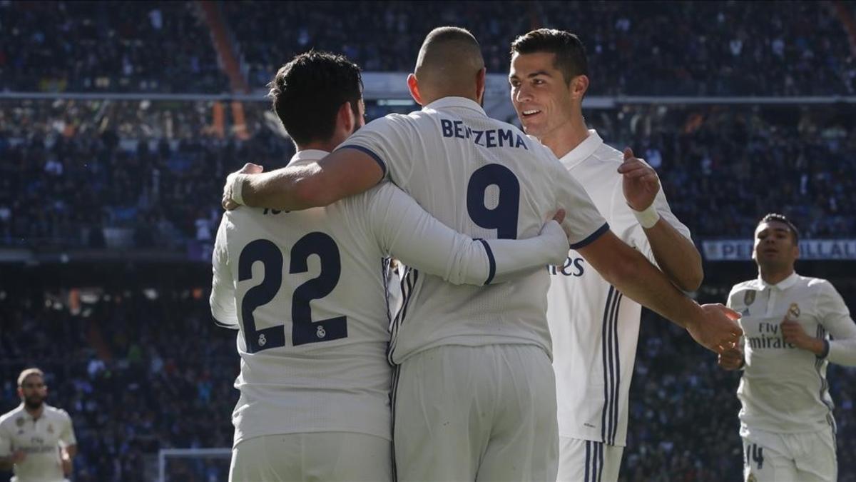 Isco celebra su primer gol con Ronaldo y Benzema