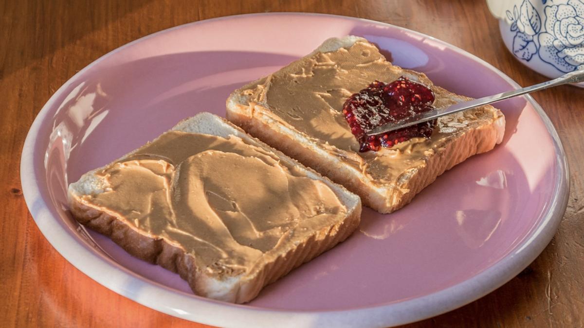 Un sándwich de mantequilla de cacahuete y mermelada.