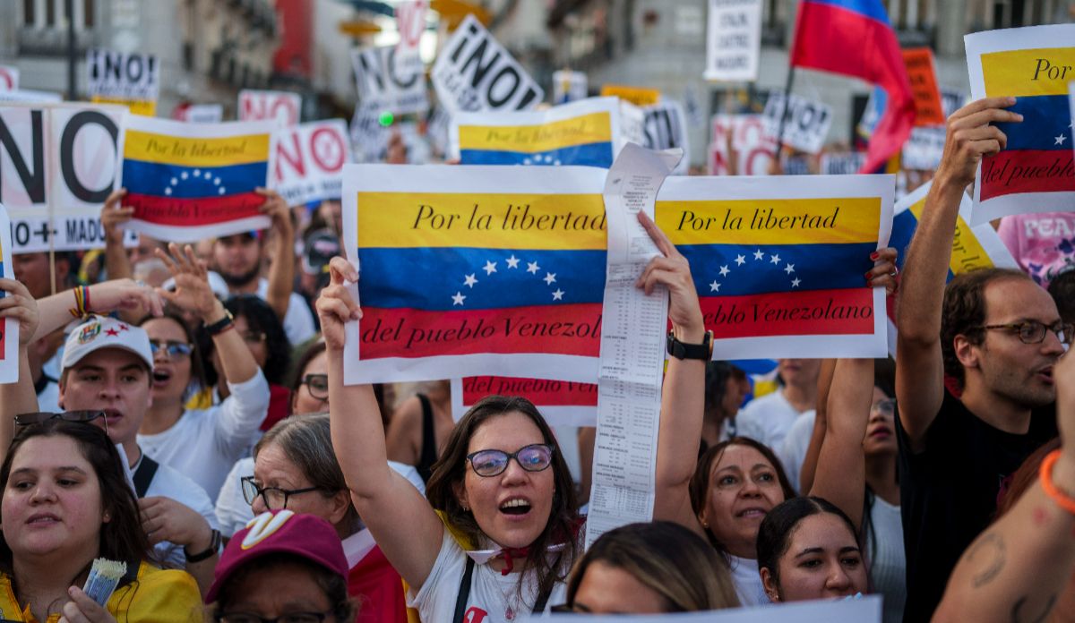 La gente participa en una protesta contra los resultados oficiales que declararon al presidente Nicol�s Maduro ganador de las elecciones presidenciales de julio en Madrid, Espa�a, el s�bado 17 de agosto de 2024. P.jpg