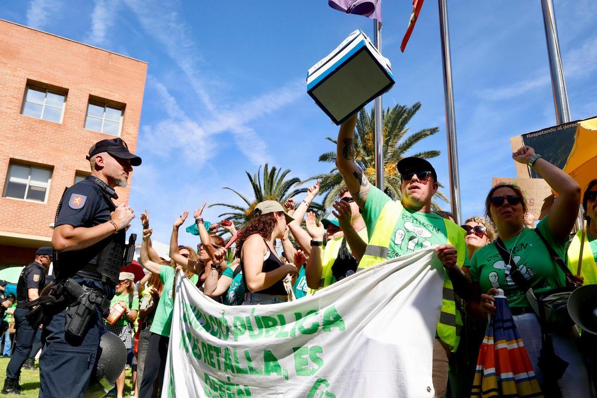 Así ha sido la reunión de los sindicatos con la consellera Carmen Ortí: ha durado 10 minutos después del no rotundo de los sindicatos