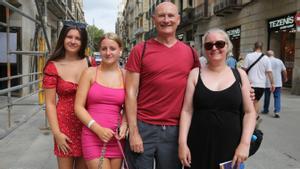 Andrew Carb paseando por Portal de l’Àngel con su mujer Mia y sus dos hijas.