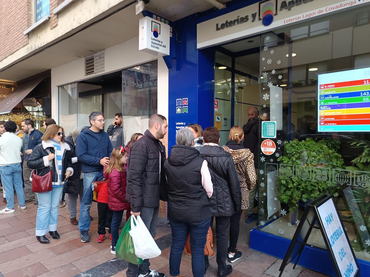 Colas en la administración de loterías canguesa, este sábado.