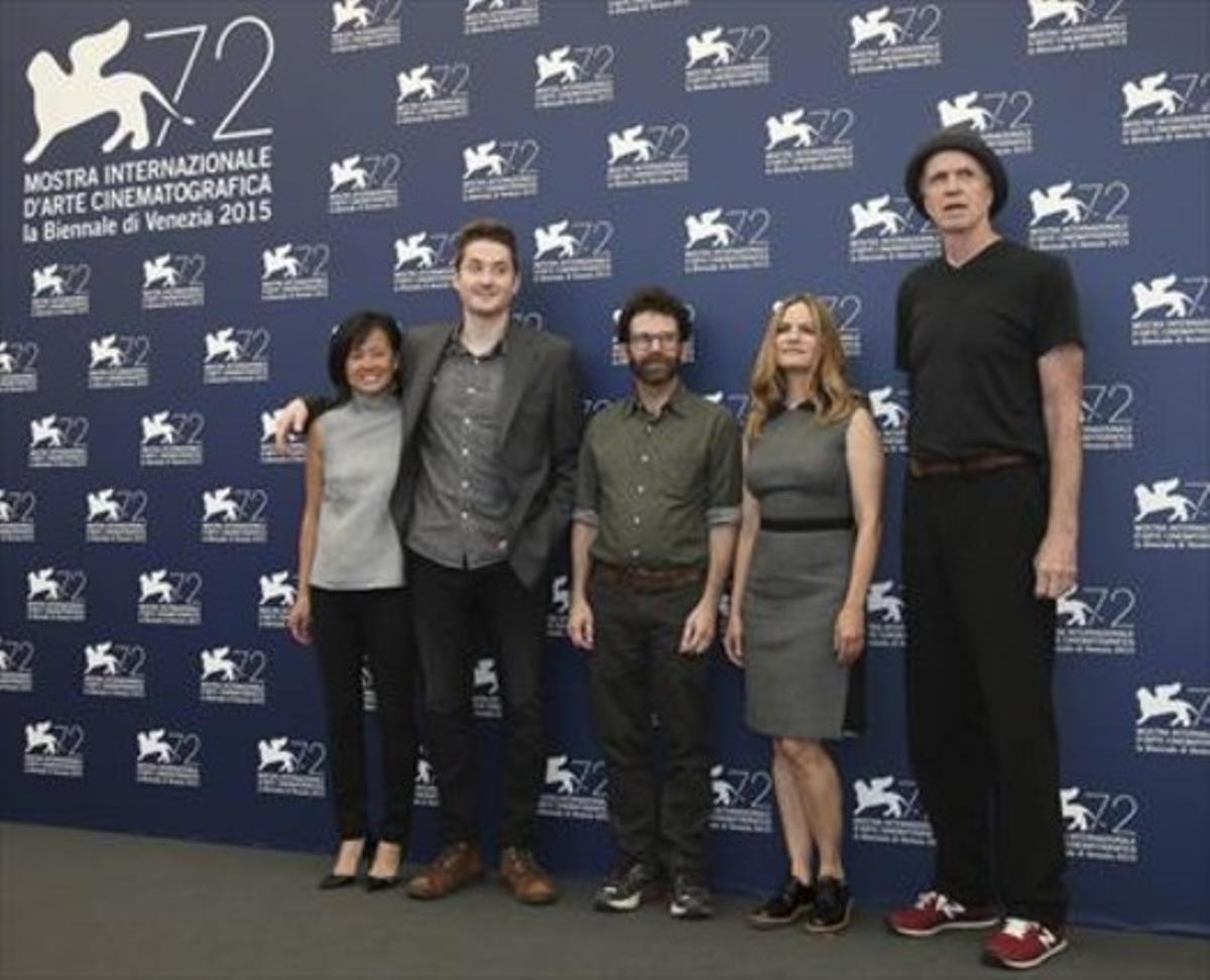 Charlie Kaufman (al centre), acompanyat de Rosa Tran, Duke Johnson, Jennifer Jason Leigh yTom Noonan. Charlie Kaufman (al centre), acompanyat de Rosa Tran, Duke Johnson, Jennifer Jason Leigh yTom Noonan.