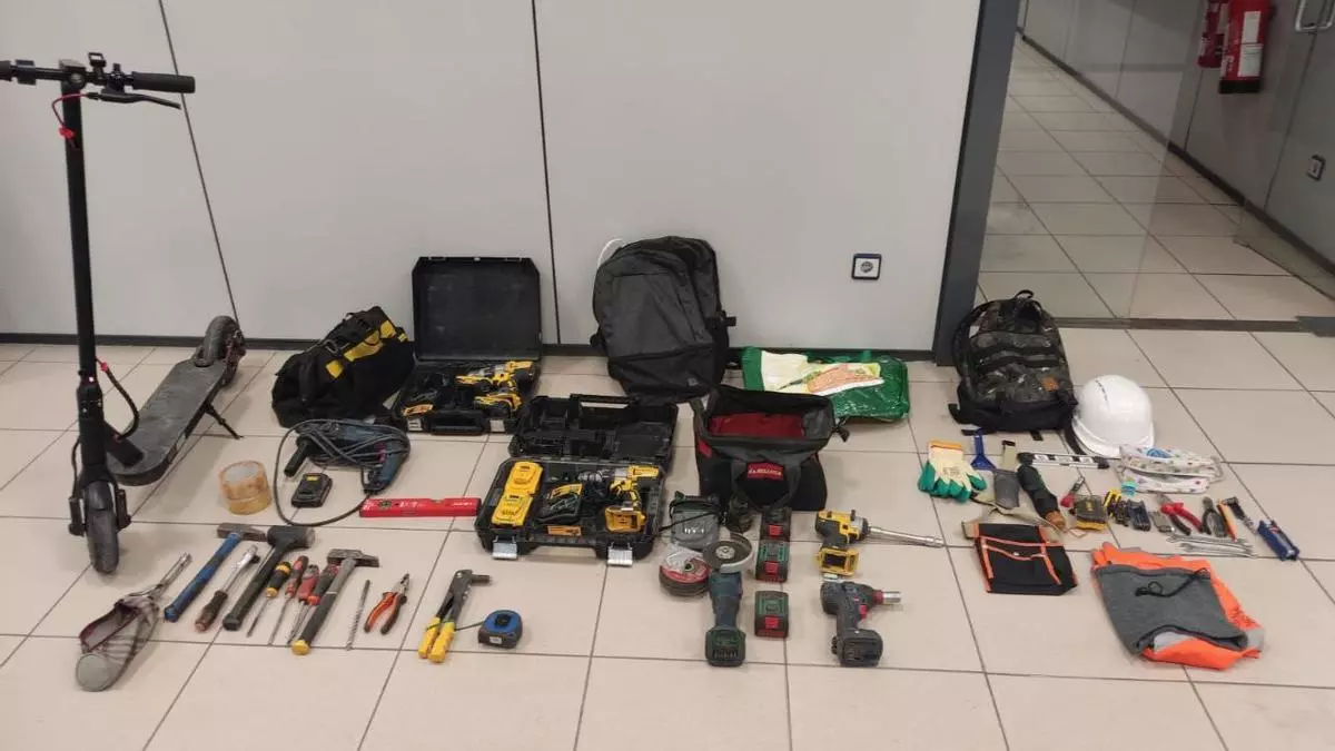 Detienen a un hombre por robar herramientas valoradas en 1.200 euros de una furgoneta aparcada en Granollers