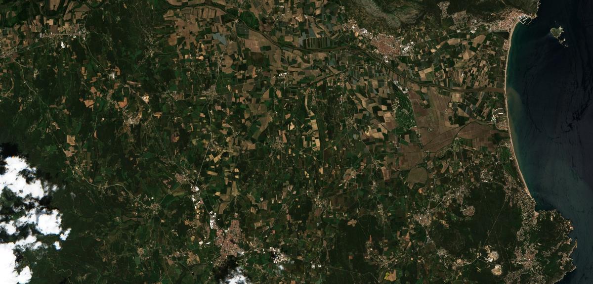 Panorámica parcial del Empordà, con la desembocadura del río Ter y el cabo de Begur, en mayo del 2025.