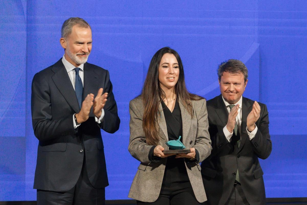 Raquel Delgado recibiendo el Premio de Periodismo Aeronáutico de la Fundación ENAIRE