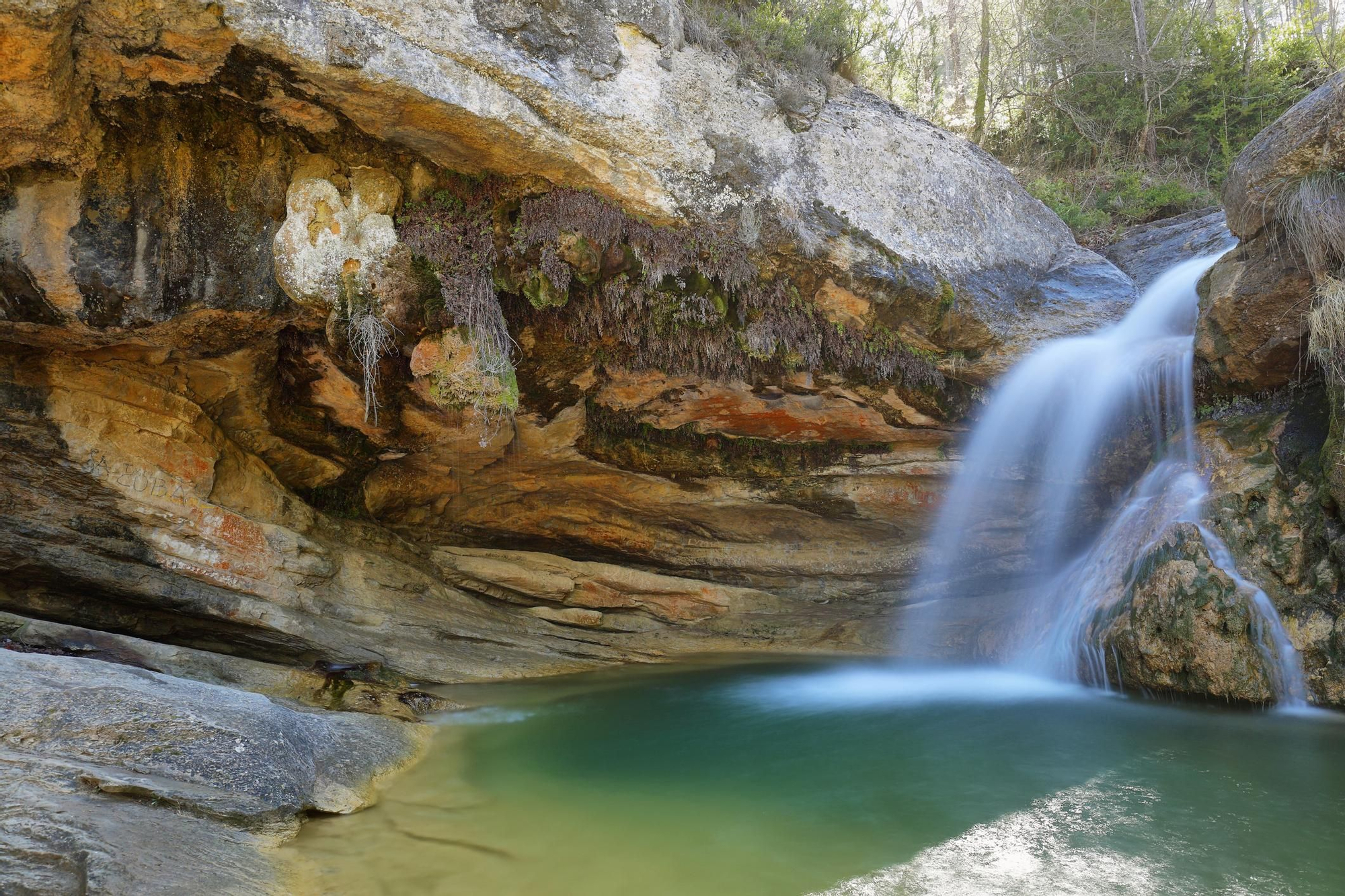 Cascada en una piscina natural en Girona
