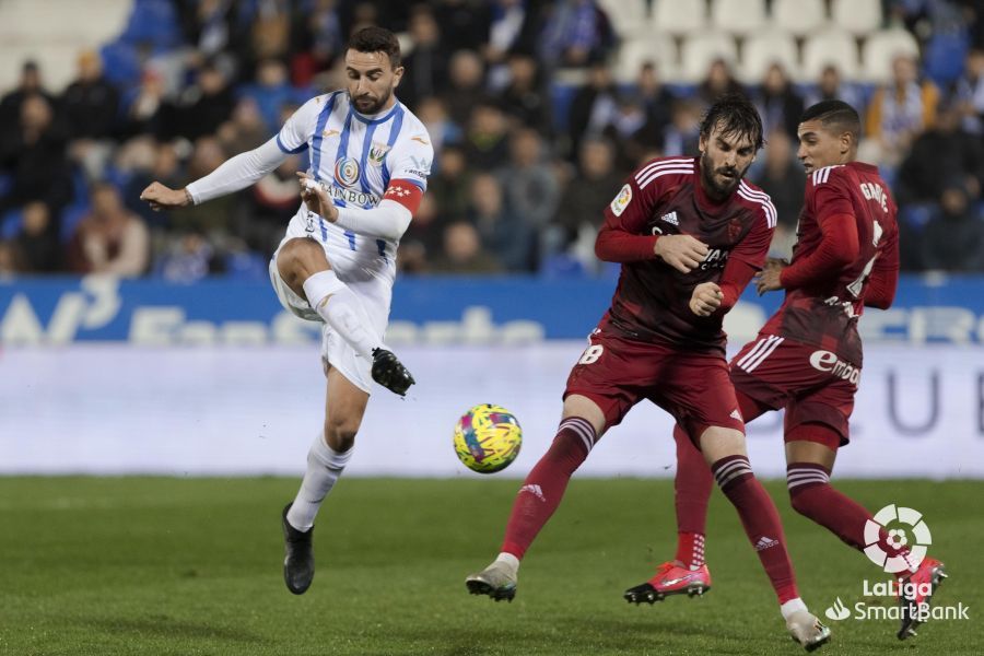 Juan Muñoz golpea un balón ante Eugeni y Fuentes