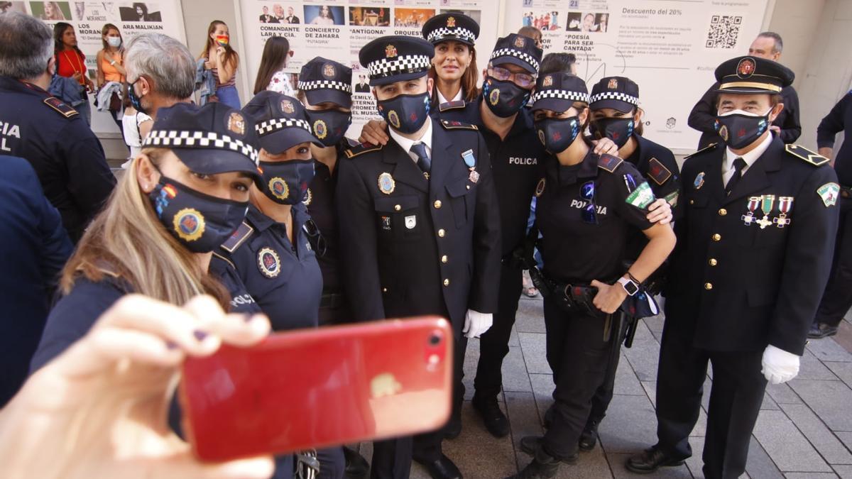 Mujeres y hombres de la Policía Local de Córdoba, a la salida del acto.