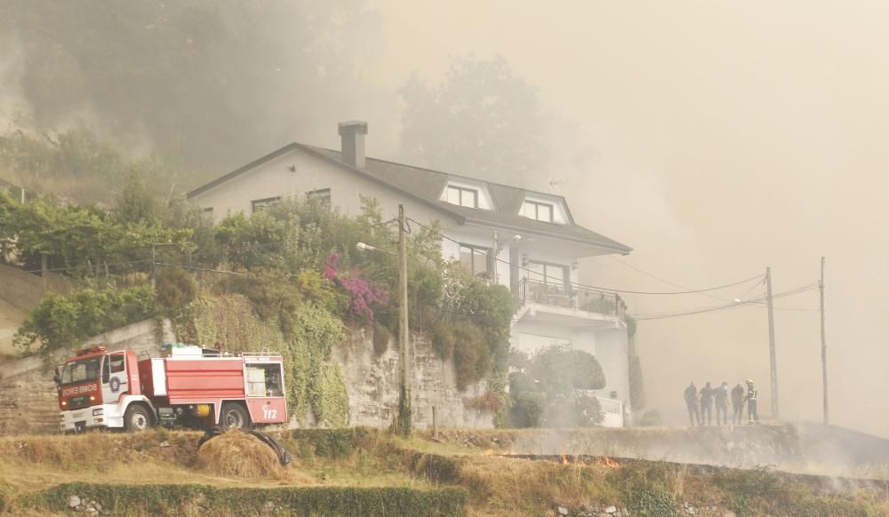 El incendio originado en Soutomaior se propagó hasta Redondela y obligó a desalojar varias viviendas