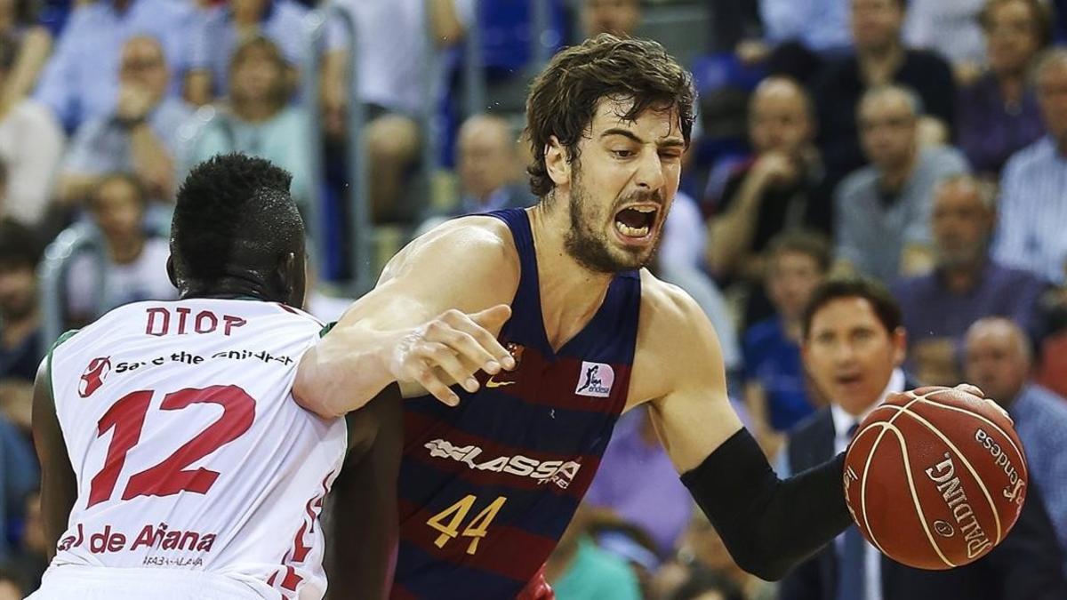 Diop, el pivot del Laboral Kutxa, defiende al azulgrana Tomic en el primer partido de semifinales en el Palau Blaugrana.