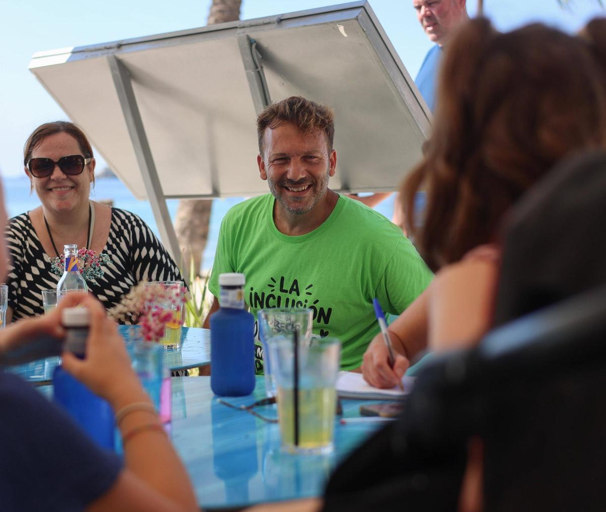 Seanna y Abril: El 'hit' de dos niñas para que residentes y turistas no ensucien la isla Seanna y Abril: El 'hit' de dos niñas para que residentes y turistas no ensucien la isla