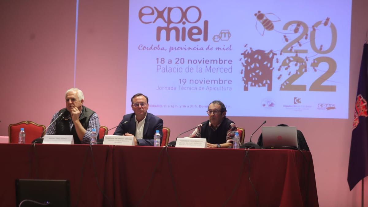 Miguel López, Francisco Palomares y Francisco Puerta durante la inauguración de Expomiel 2022.