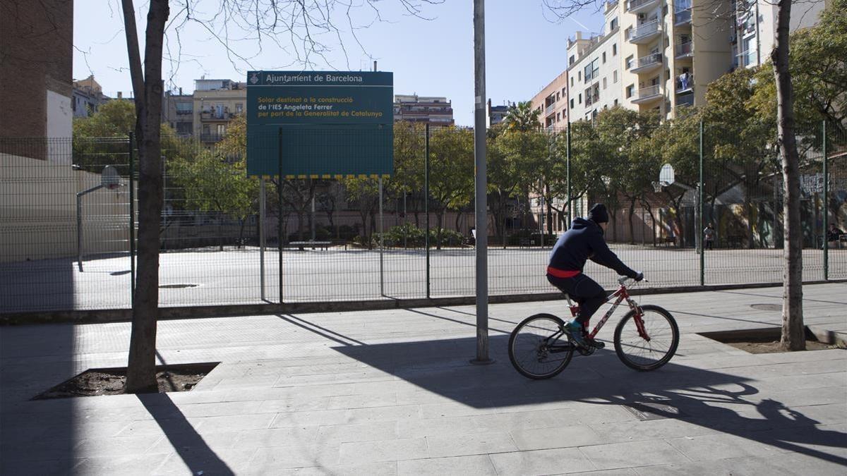 Solar en la calle Marina de Barcelona donde debe construirse el instituto de secundaria Angeleta Ferrer.