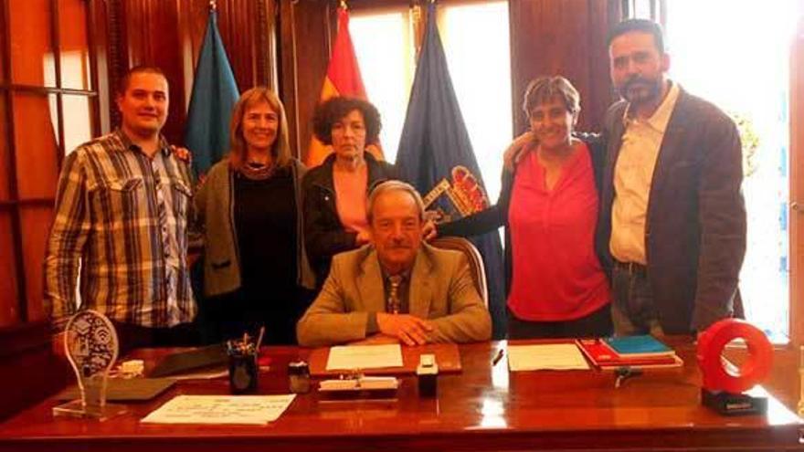 Por la izquierda, Diego Valiño, Marisa Ponga, Marianela Martínez, Wenceslao López (sentado), Ana Rivas y Ricardo Fernández, ayer por la mañana, en el despacho del Alcalde en el Ayuntamiento de Oviedo.