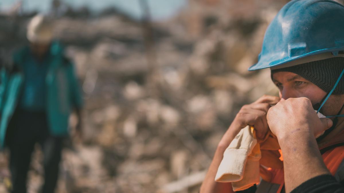 Musa, un voluntario, se toma un descanso tras pasar horas buscando a gente con vida bajo los escombros.