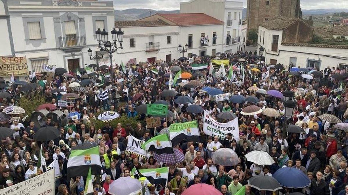 Manifestación contra el macrovertedero, celebrada en octubre de 2022 en Salvatierra de los Barros.