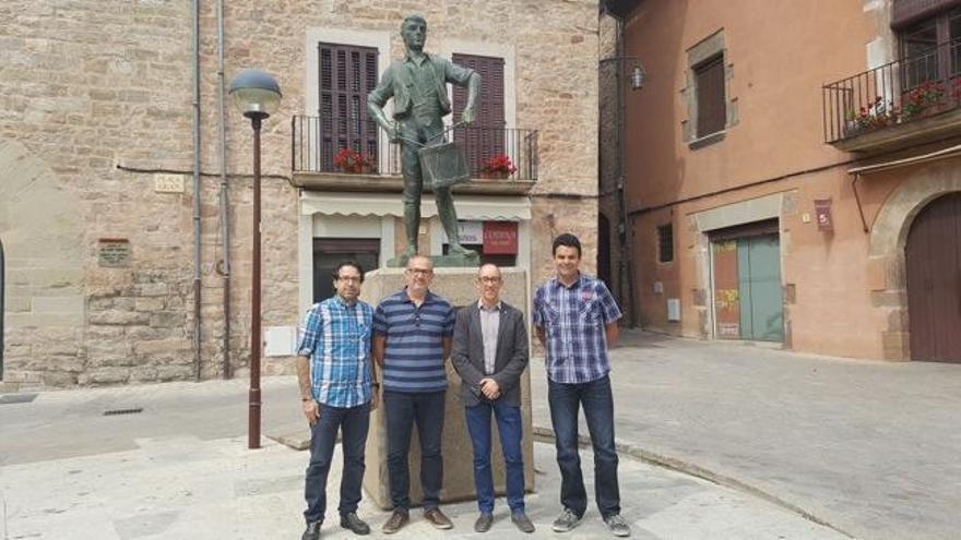 Miquel Forns, segon per la dreta, amb membres de l&#039;equip de govern santpedorenc davant l&#039;estàtua del timbaler