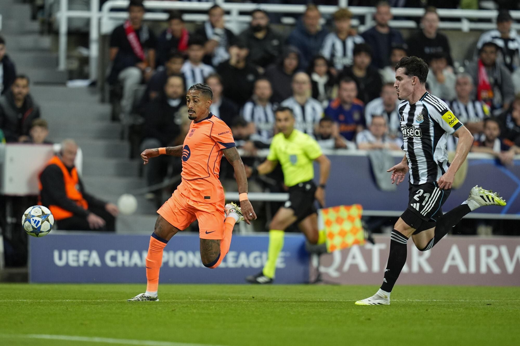 Raphinha of FC Barcelona in action during the UEFA Champions League 2025/26 League Phase MD1 match between Newcastle United FC and FC Barcelona at St James' Park on September 18, 2025 in Newcastle upon Tyne, England. AFP7 18/09/2025 ONLY FOR USE IN SPAIN. Dennis Agyeman / AFP7 / Europa Press;2025;SPAIN;SPORT;ZSPORT;SOCCER;ZSOCCER;Newcastle United FC v FC Barcelona - UEFA Champions League 2025/26 League Phase MD1;
