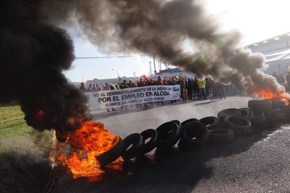 Barricada a las puertas de Alcoa: los trabajadores se concentran delante de la fábrica