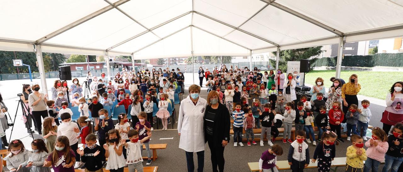 La emotiva visita de la "madre de las vacunas" al colegio Clara Campoamor de Riaño