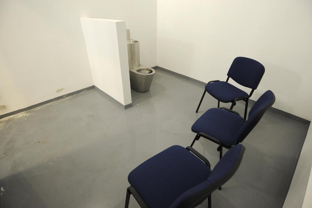 El calabozo presenta un charco de agua por causa de una filtración