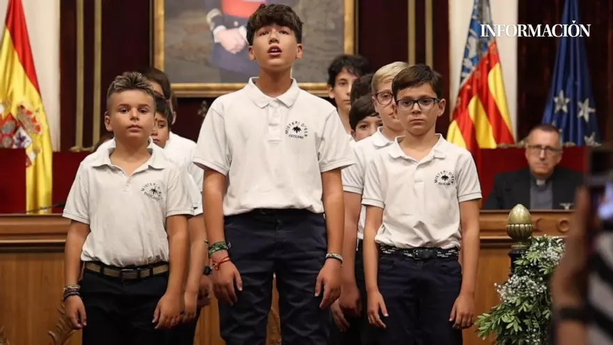 Las voces de los niños del Misteri resuenan y emocionan en el Salón de Plenos de Elche
