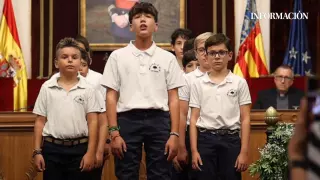 Las voces de los niños del Misteri resuenan y emocionan en el Salón de Plenos de Elche