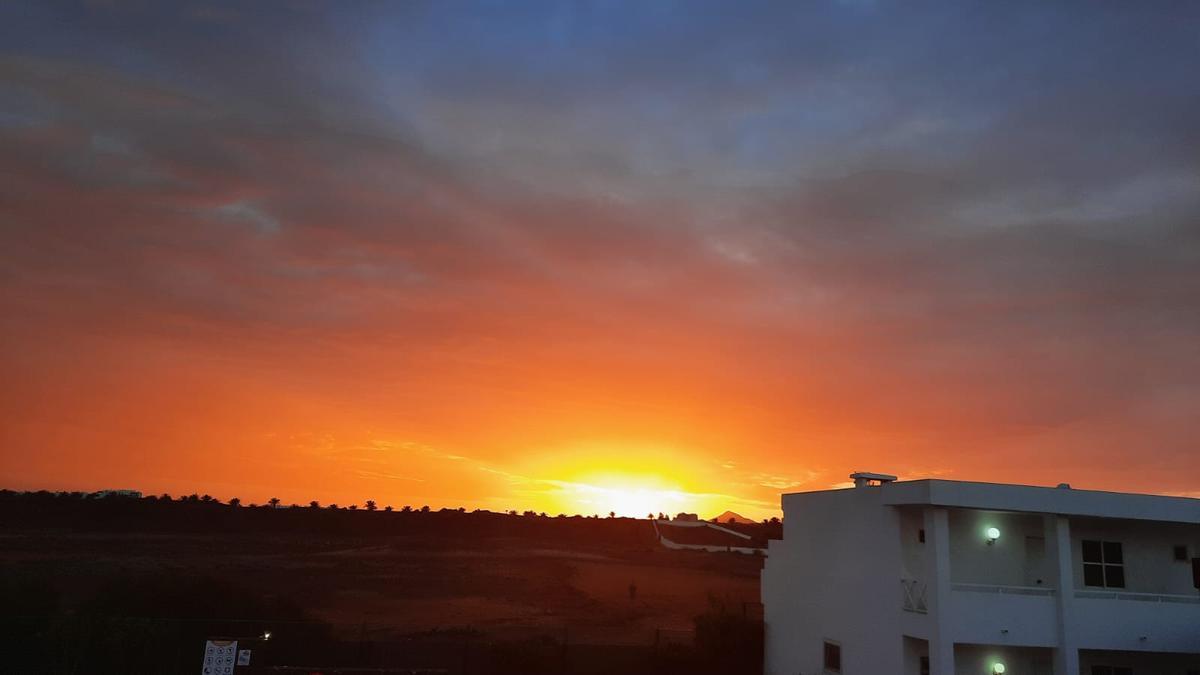 Puesta de sol desde Costa Teguise tras la impresionante granizada en Lanzarote.