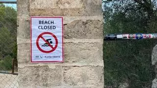 Protesta contra la masificación: en inglés, "playa cerrada"; en catalán, "playa abierta"