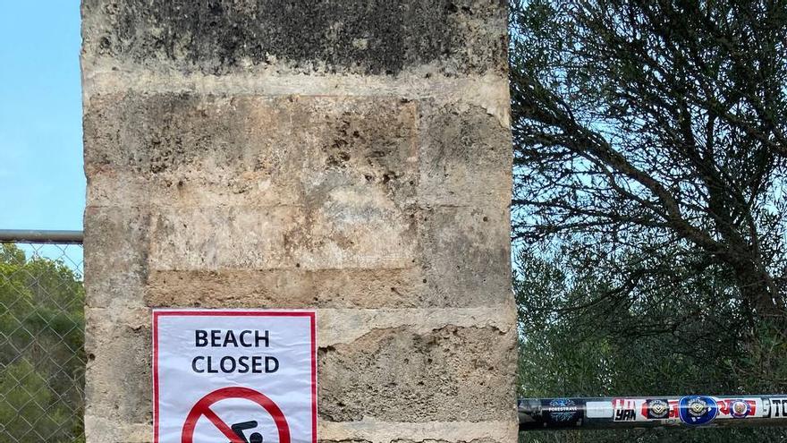 Protesta contra la masificación: en inglés, &quot;playa cerrada&quot;; en catalán, &quot;playa abierta&quot;