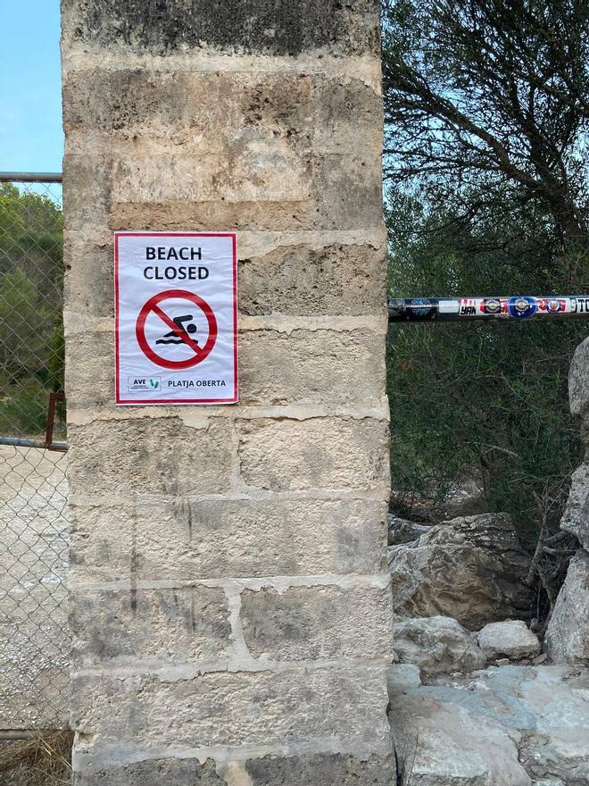 FOTOS | Protesta contra la masificación en las playas de Mallorca: en inglés, "playa cerrada"; en catalán, "playa abierta"