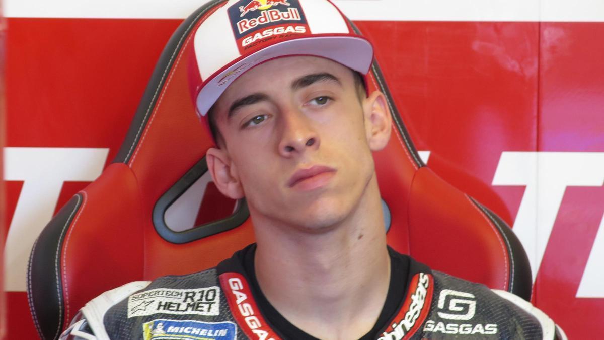 Pedro Acosta (GasGas), pensativo en el 'boxe' del equipo Tech3 de MotoGP.
