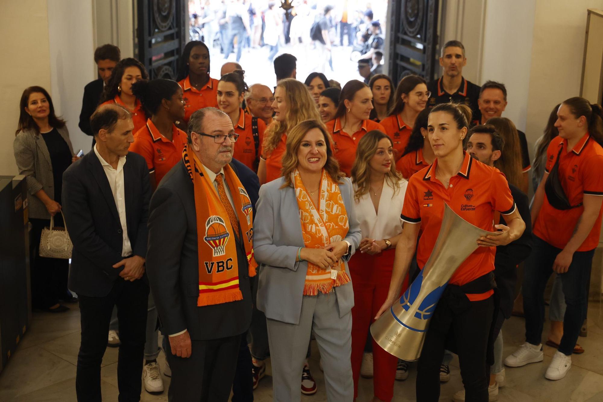 El Valencia Basket celebra en casa su triplete histórico