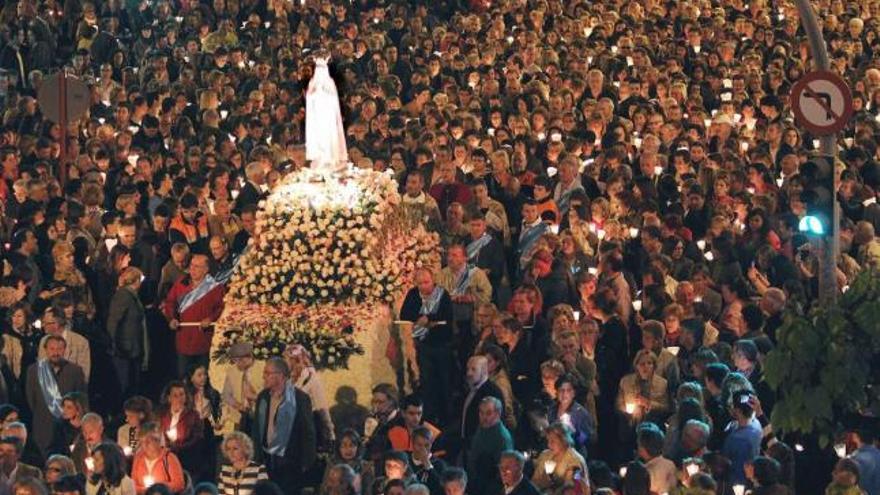 Un aspecto de la marcha procesional y la imagen de la Virgen.  // Iñaki Osorio